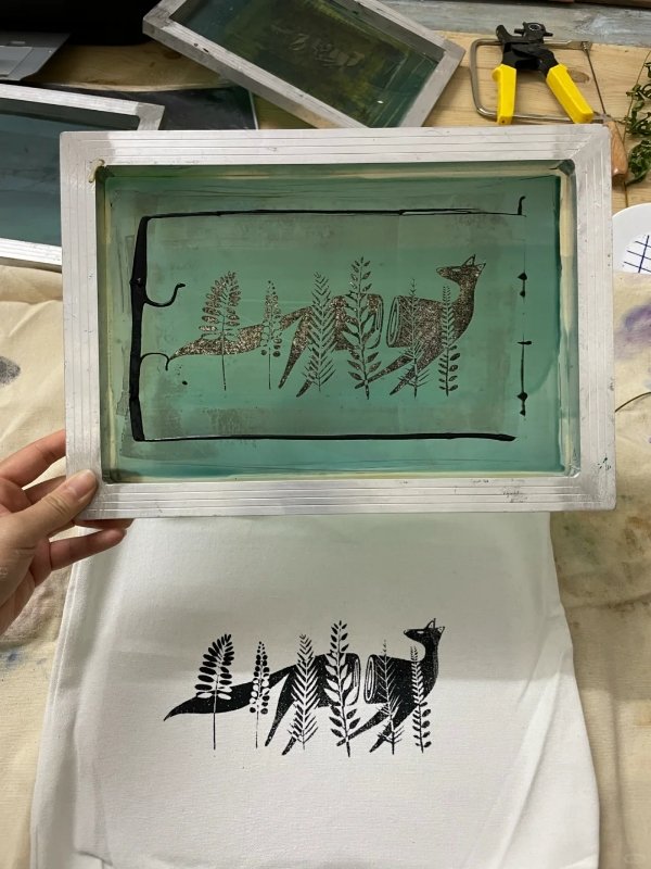 screen printing process producing vibrant, durable color on fabric