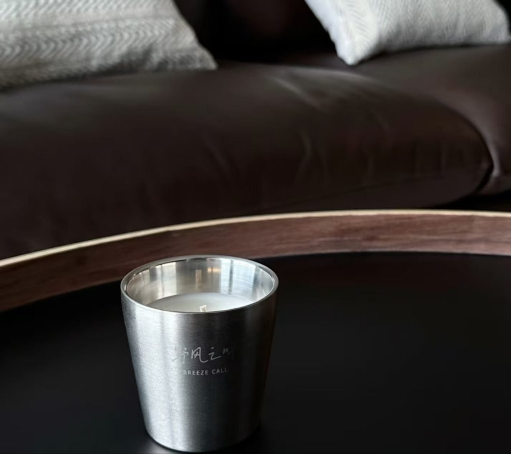 Metal candle container with a sealed opaque design